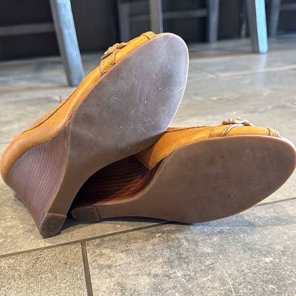 Tory Burch wedge heels, open peep toe. Emblem in great condition. - Picture 7 of 8